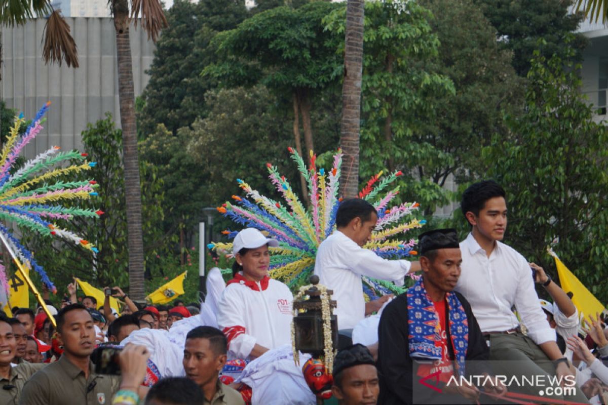 Jokowi, Iriana, dan Kaesang menuju Fairmont tumpangi kereta kencana