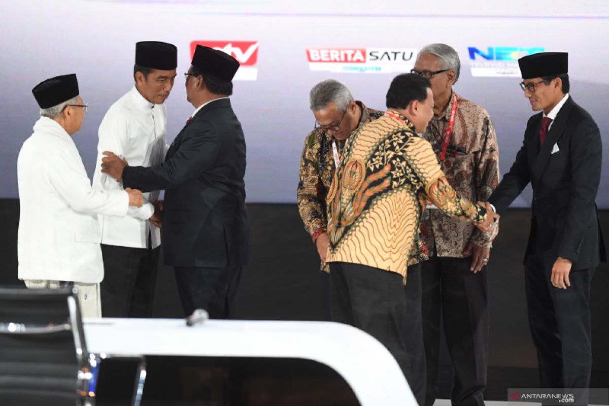 Menelisik kedua paslon dalam debat capres