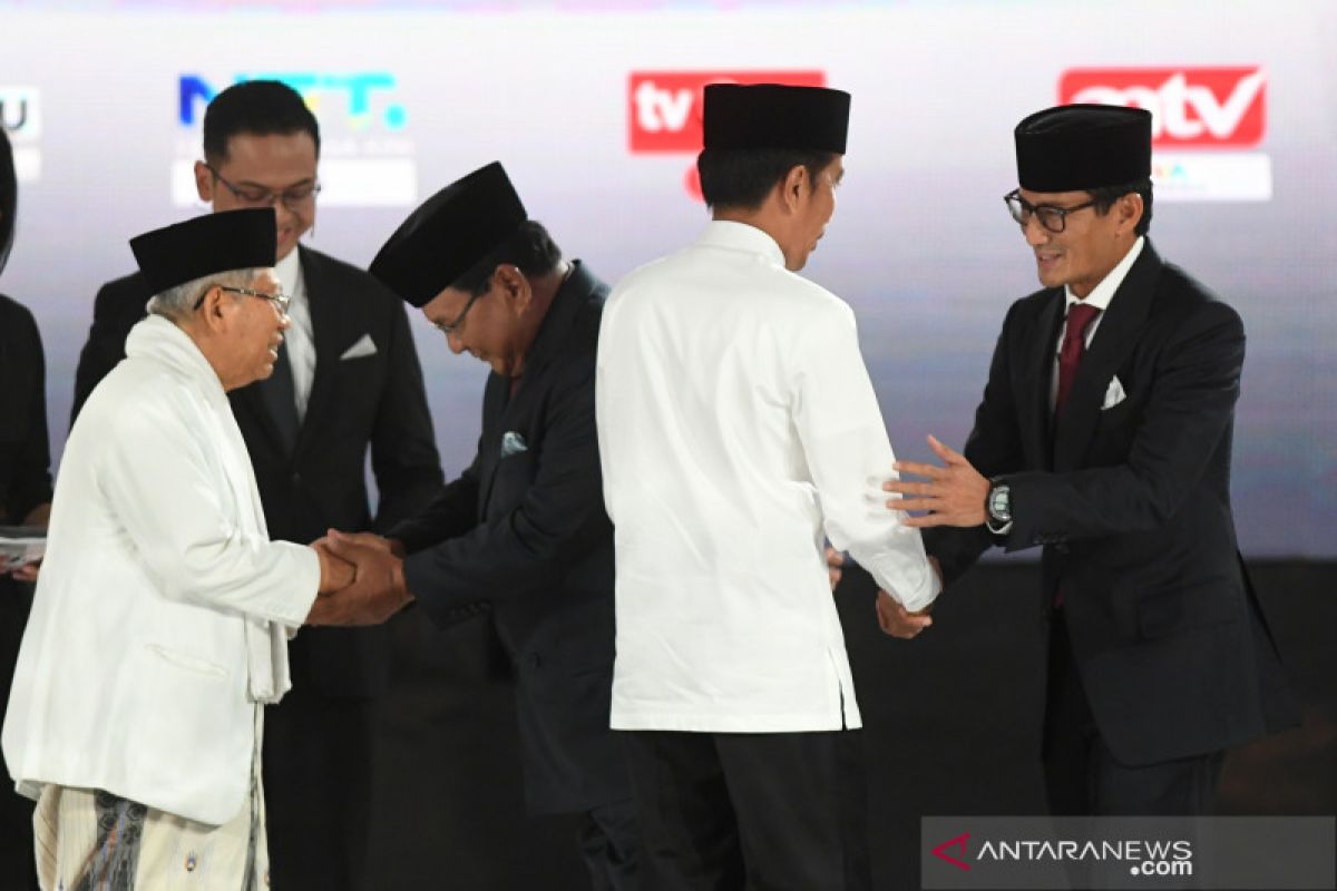 Gaya berbusana yang konsistensi Jokowi-Ma'ruf dan Prabowo-Sandiaga