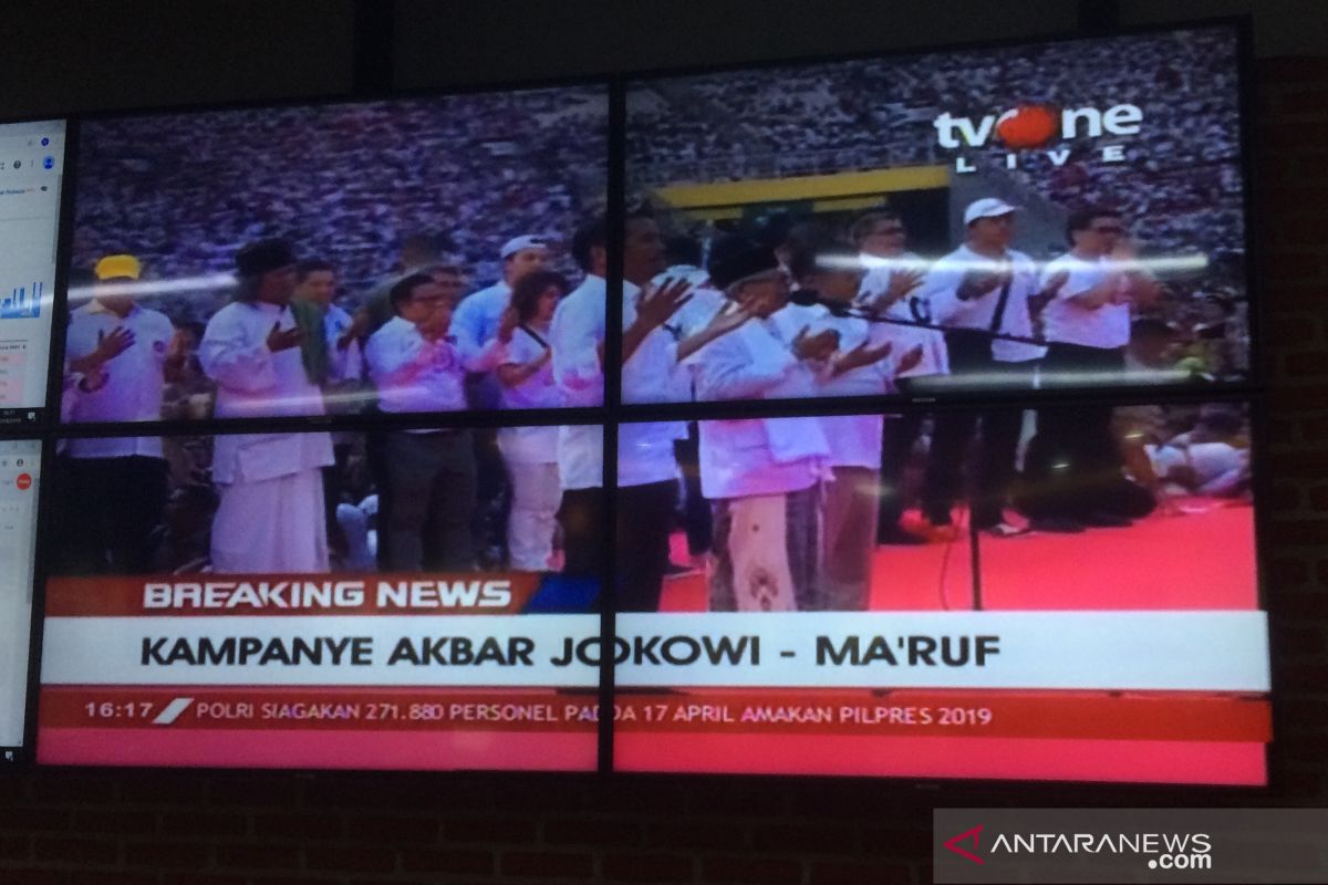 Ma'ruf Amin leads prayer before supporters at final campaign rally