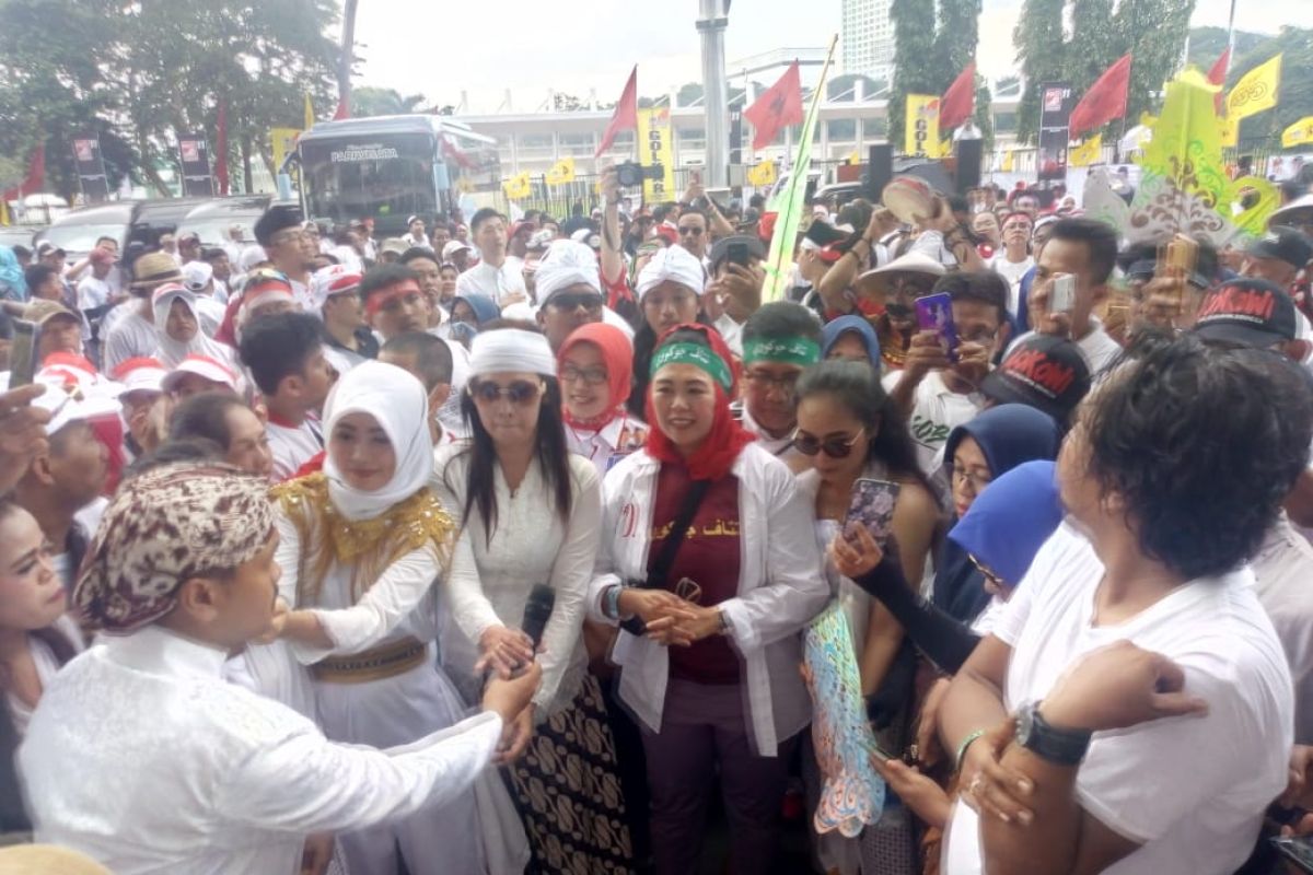 Kata Yenny Wahid, Arab Pegon "Tetap Jokowi" bukan politik aliran