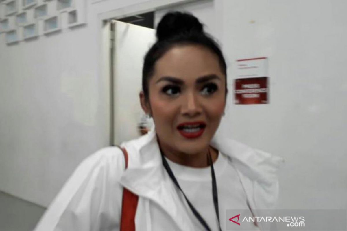 Krisdayanti dari bandara langsung ke GBK demi Konser Putih Bersatu