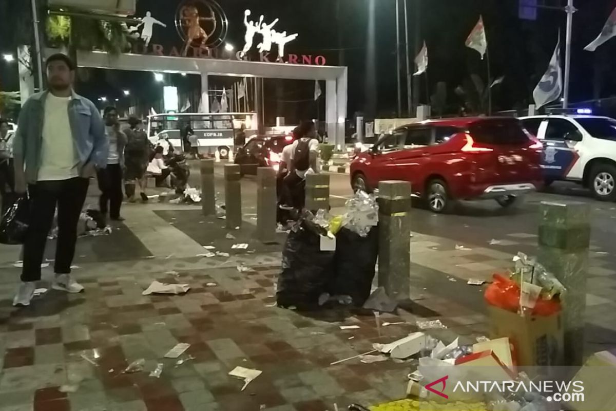 Pascakampanye Jokowi, Sampah berserakan di area luar GBK