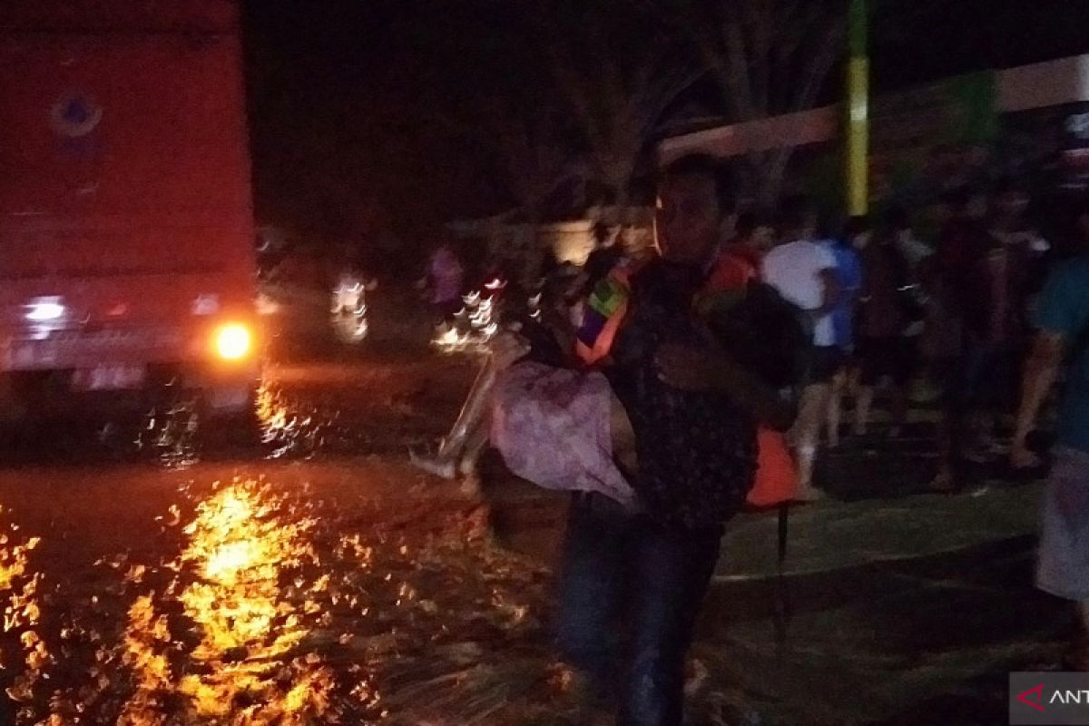 Petugas gabungan evakuasi korban banjir di Pamekasan