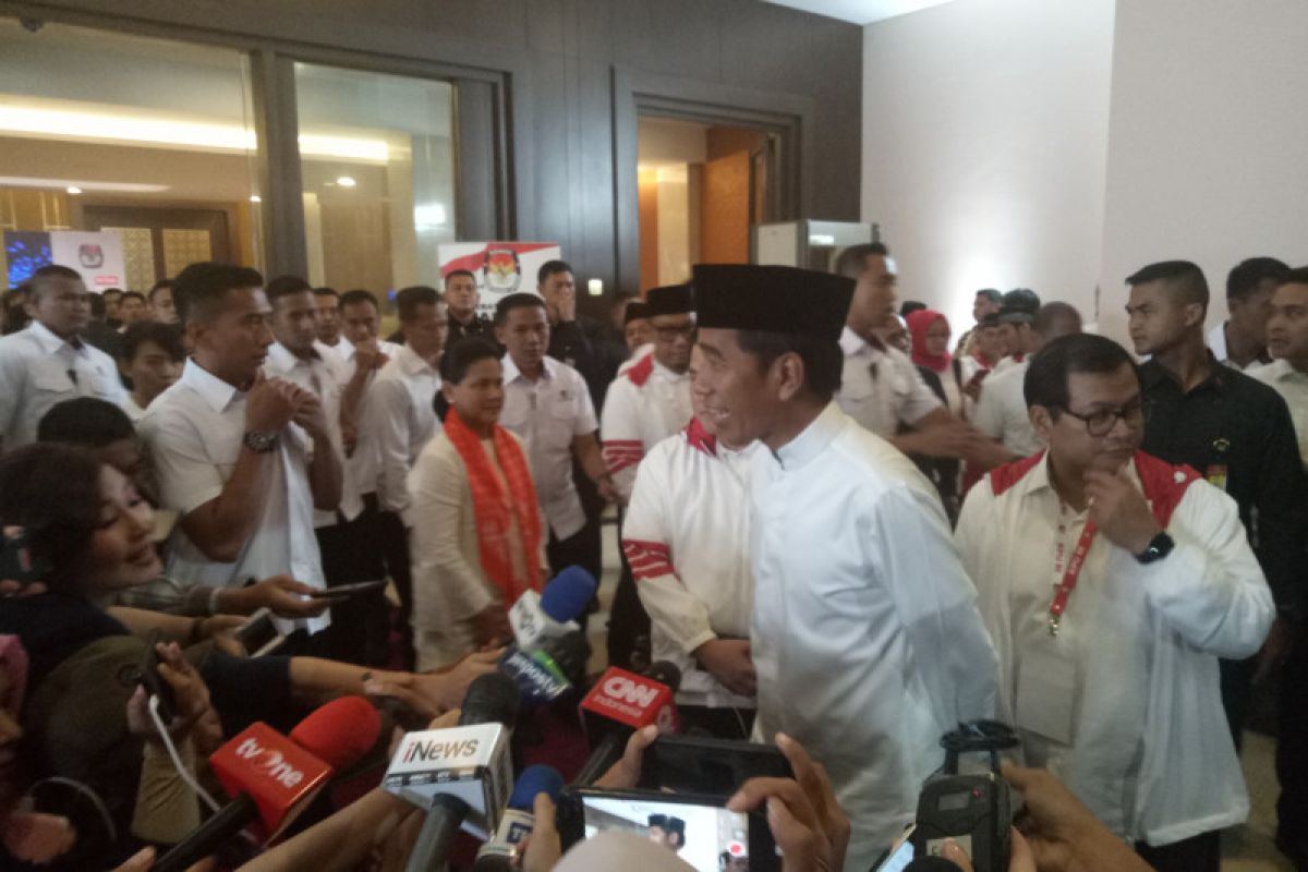 Jokowi mengangguk ditanya akan umrah