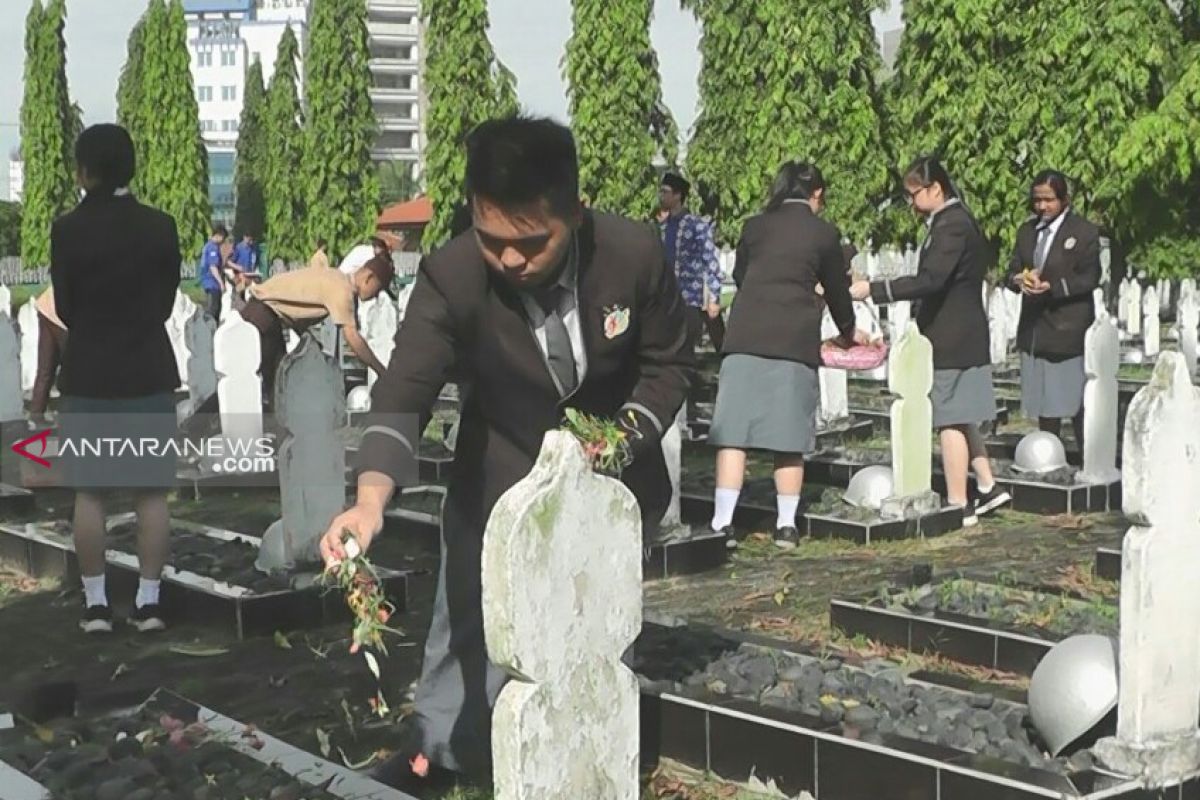 Serukan pemilu damai, Pemuda Lintas Agama tabur bunga di Makam Pahlawan