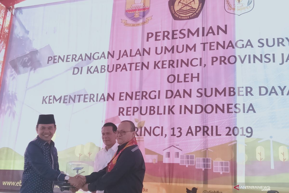 Kementerian ESDM serahkan PJU tenaga surya  di Kabupaten Kerinci