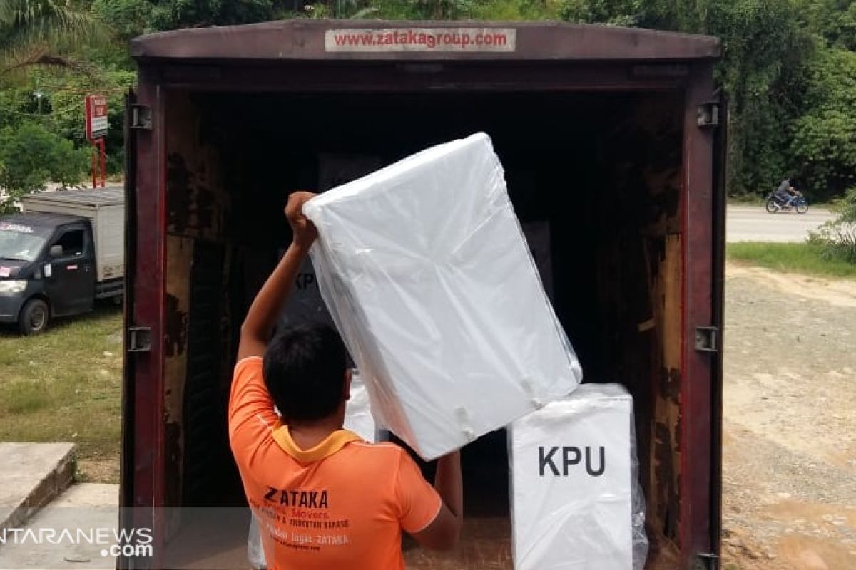 KPU Dharmasraya  mulai distribusikan logistik pemilu untuk  dua kecamatan