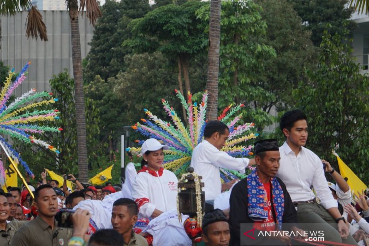 Jokowi exits Gelora Bung Karno in chariot after final campaign rally