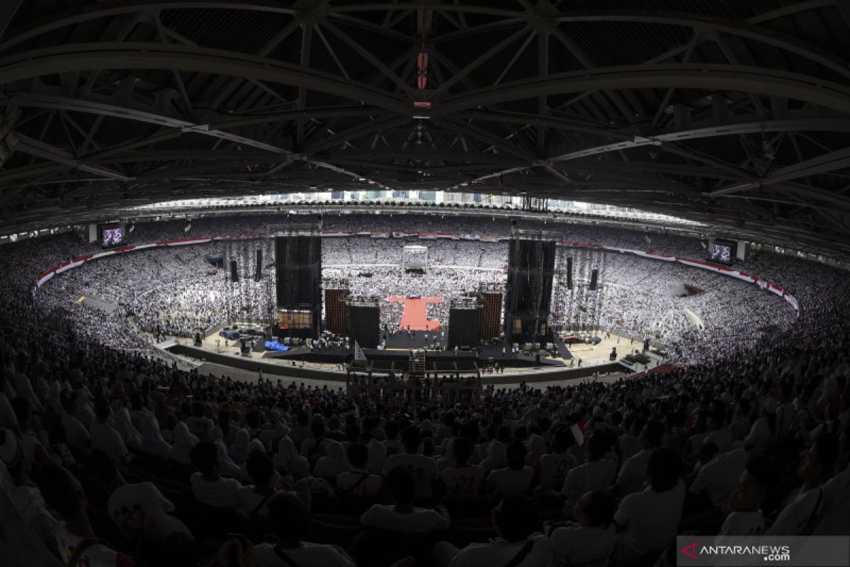 Konser Putih Bersatu dimulai, massa terus masuki GBK