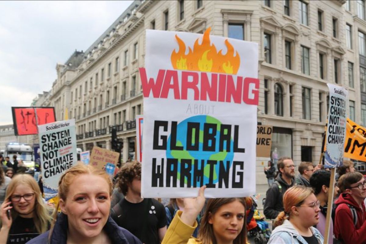 Pemuda Inggris protes kebijakan pemanasan global