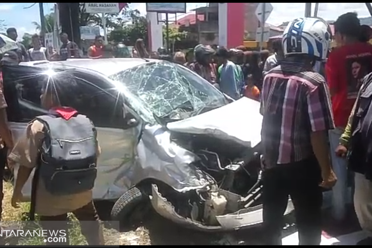 Mesin mati di rel, mobil dihantam kereta bandara di Koto Tangah