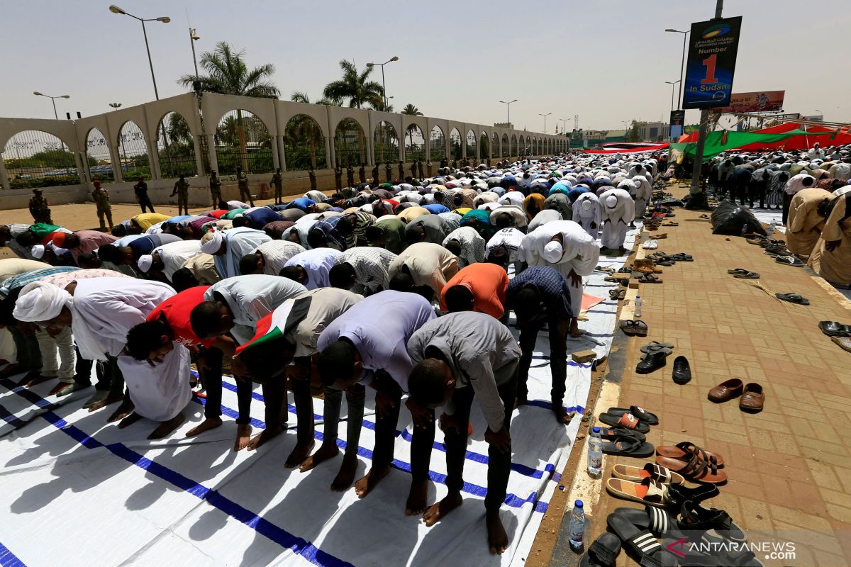 Pasukan Sudan berusaha bubarkan aksi duduk di luar markas militer