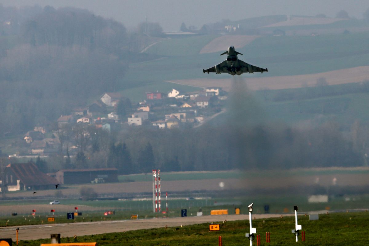 Dua pesawat tempur Eurofighter tabrakan di Jerman