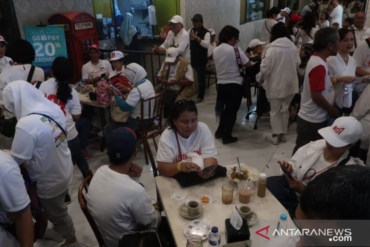 Simpatisan Jokowi banjiri pusat perbelanjaan sambil tunggu kampanye