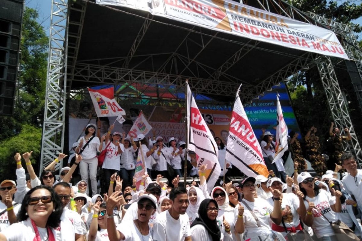 Pendukung Jokowi dari Partai Hanura gelar panggung hiburan di GBK