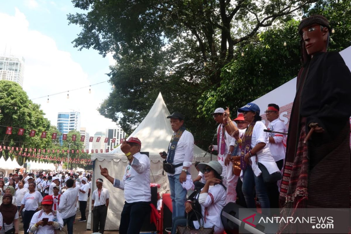 Sigale-gale hingga aksi pembagian air minum hiasi Plaza Tenggara GBK