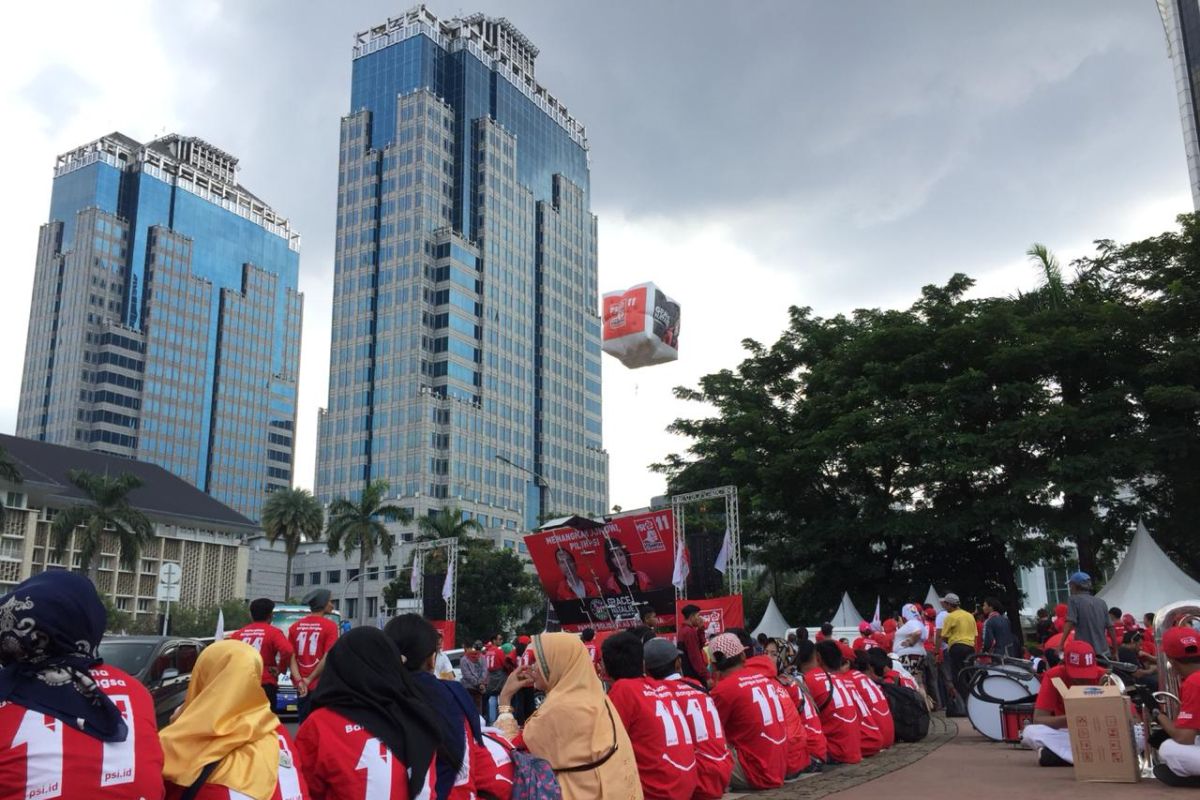 Massa partai koalisi pendukung Jokowi memenuhi Jalan Medan Merdeka