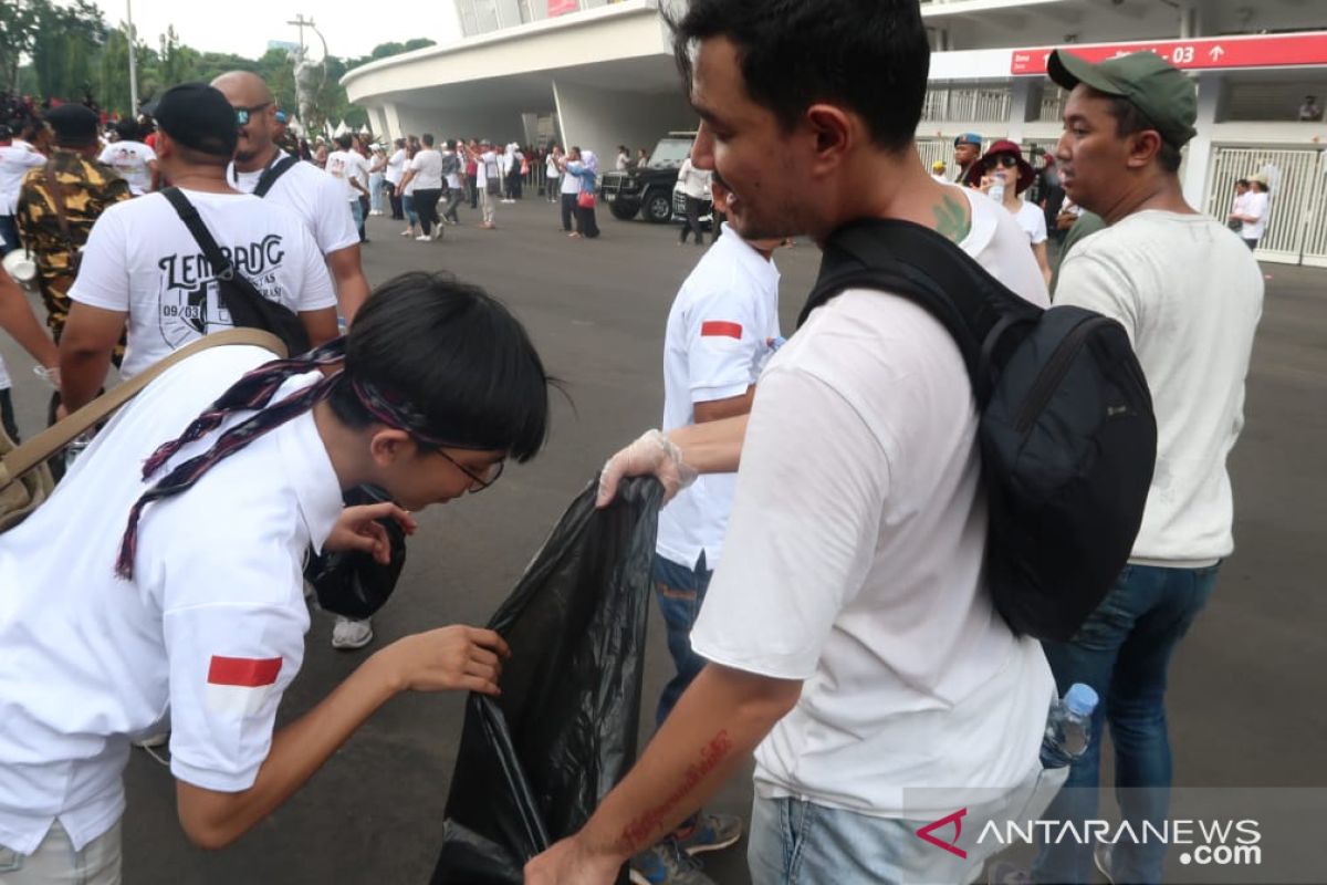 Edo Borne punguti sampah di GBK