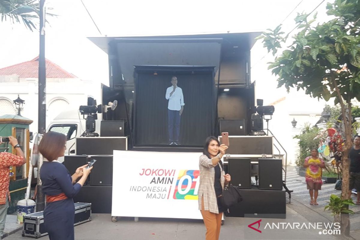 Hologram Jokowi ramaikan nobar debat capres dekat rumah Ma'ruf