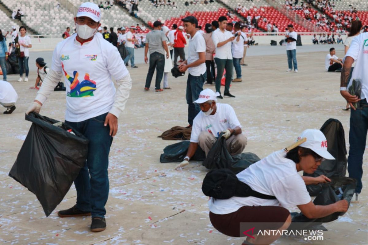 Relawan semut putih bersihkan sampah sisa "Konser Putih Bersatu"