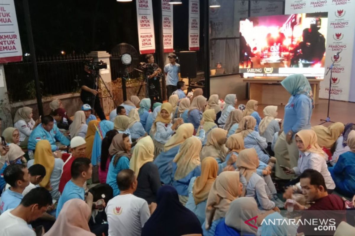 Pendukung nobar di media center Prabowo-Sandi