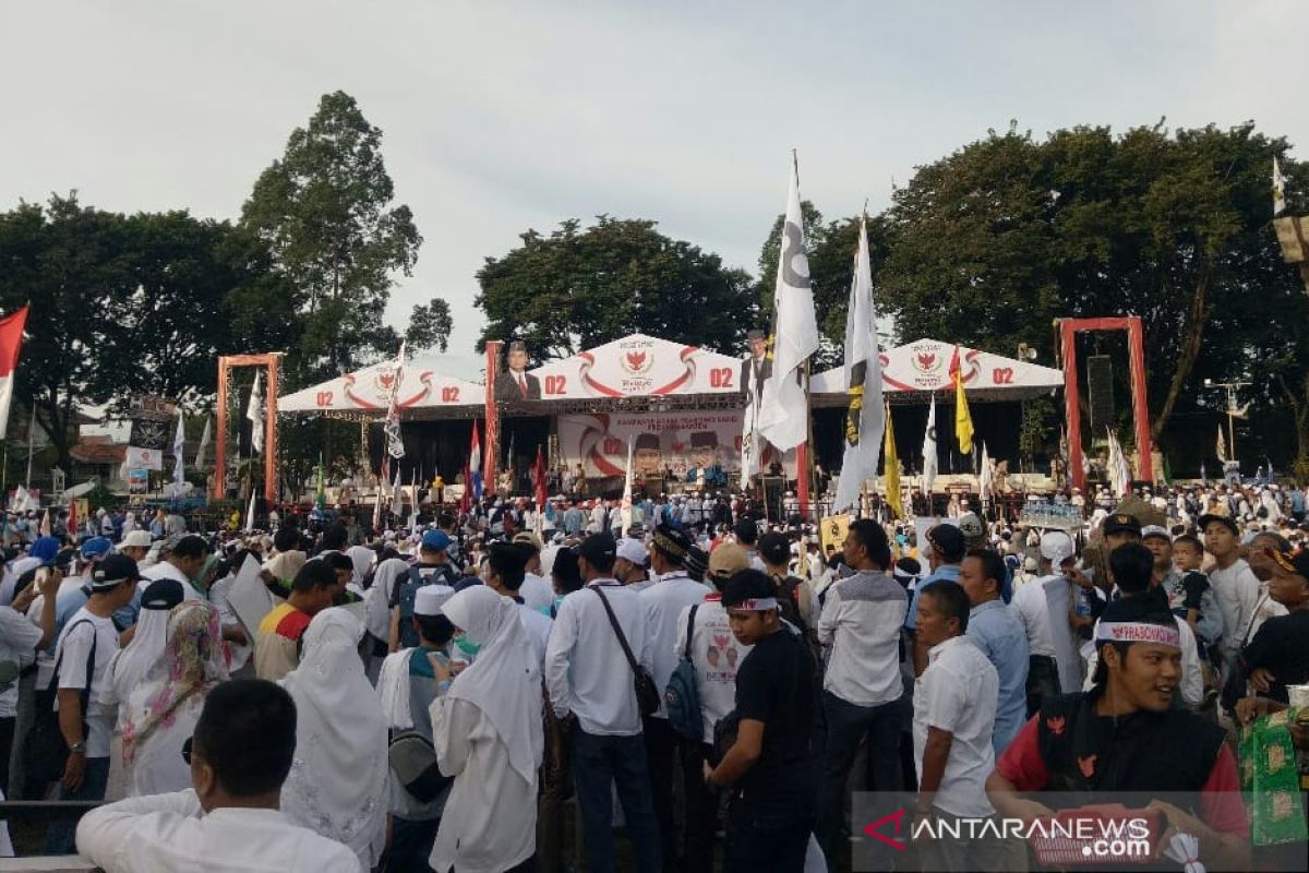 Ribuan pendukung pasangan Prabowo-Sandi mulai padati Alun-Alun Tangerang