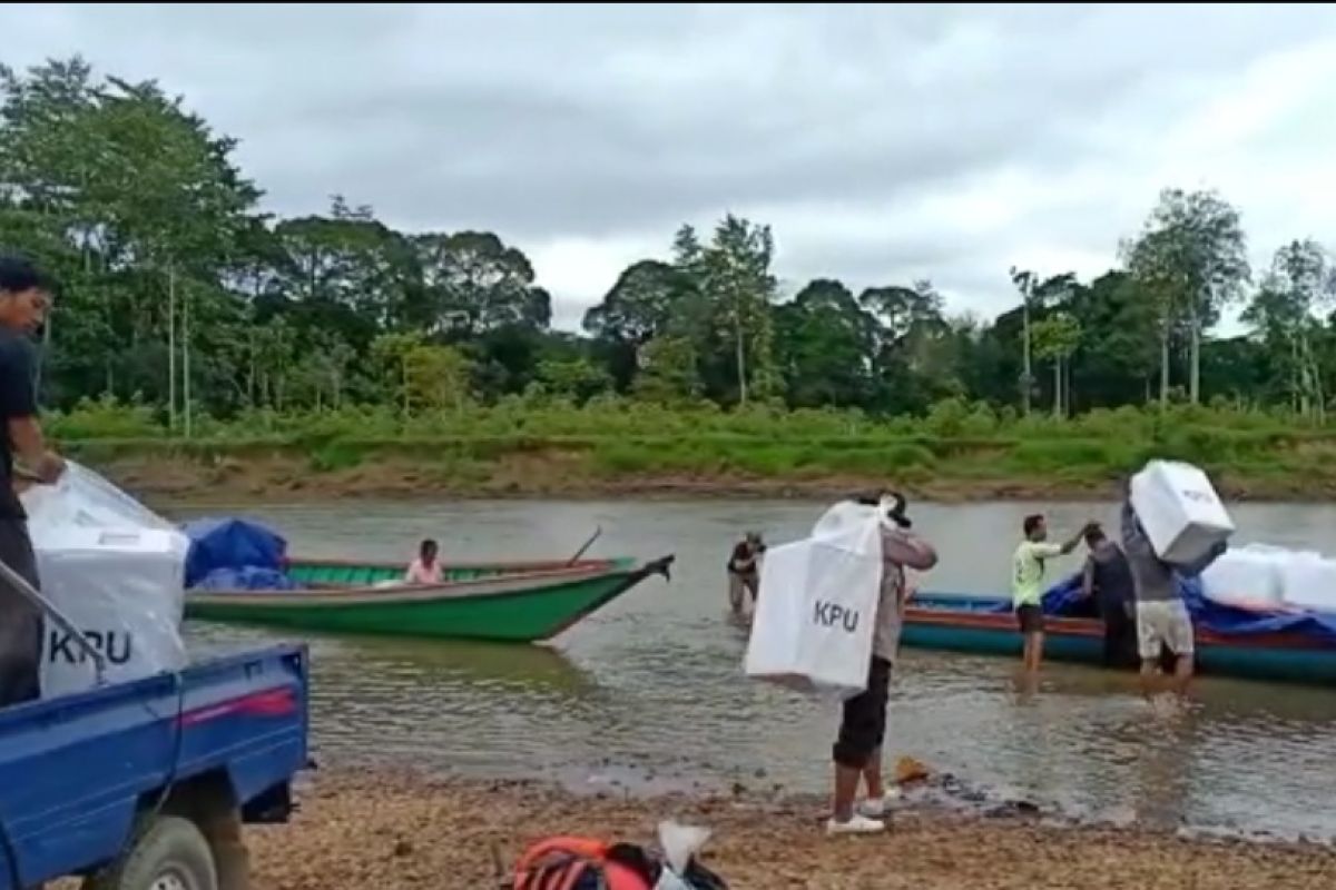 Logistik pemilu Kapuas Hulu dikirim lewati jeram dan hutan belantara