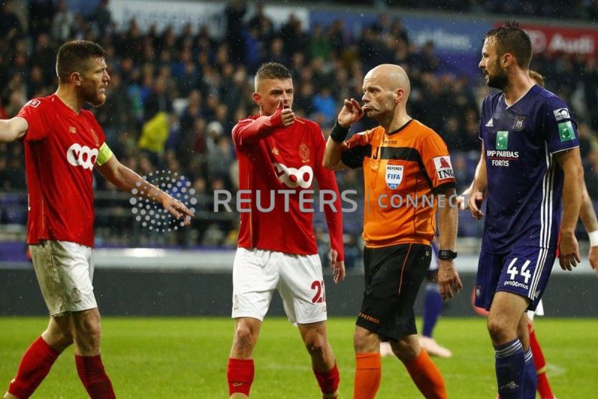 Penonton rusuh, pertandingan liga Belgia dihentikan wasit