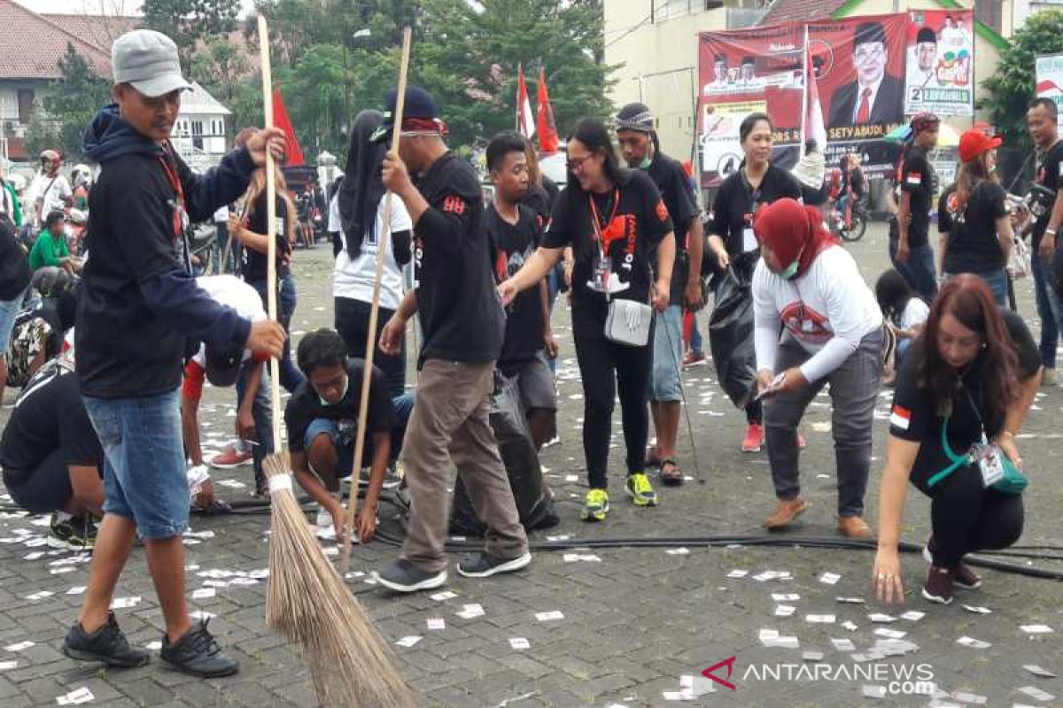 Pendukung Jokowi bersihkan lokasi kampanye dari sampah