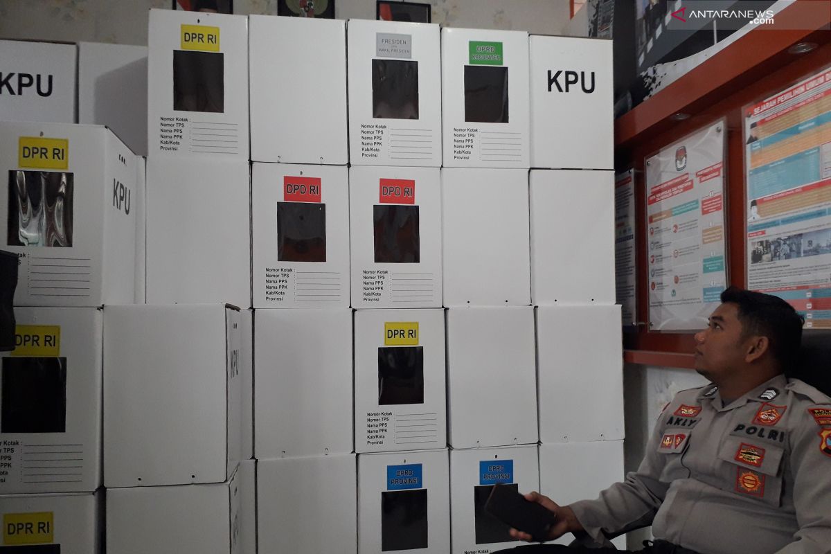 KPU Pasbar distribusikan logistik ke tiga daerah terjauh