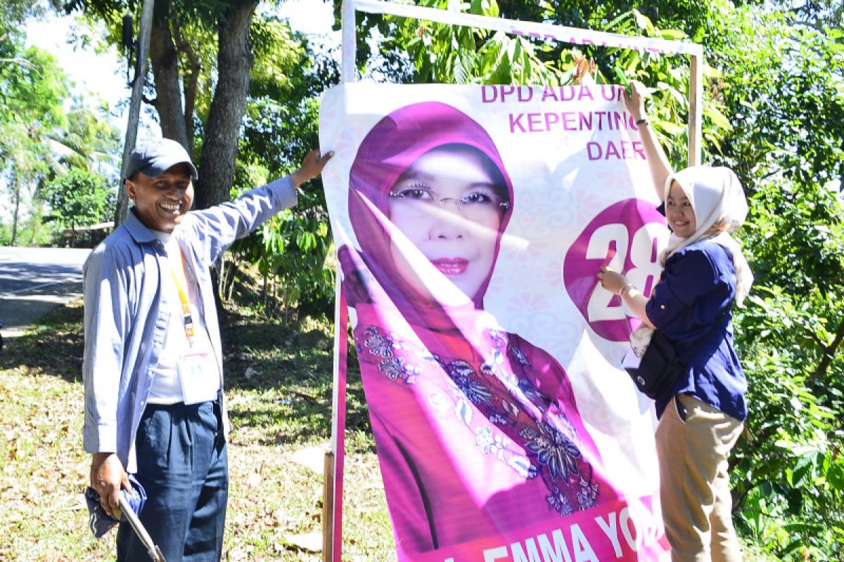 Bawaslu Tanah Datar bersihkan atribut kampanye di masa tenang pemilu