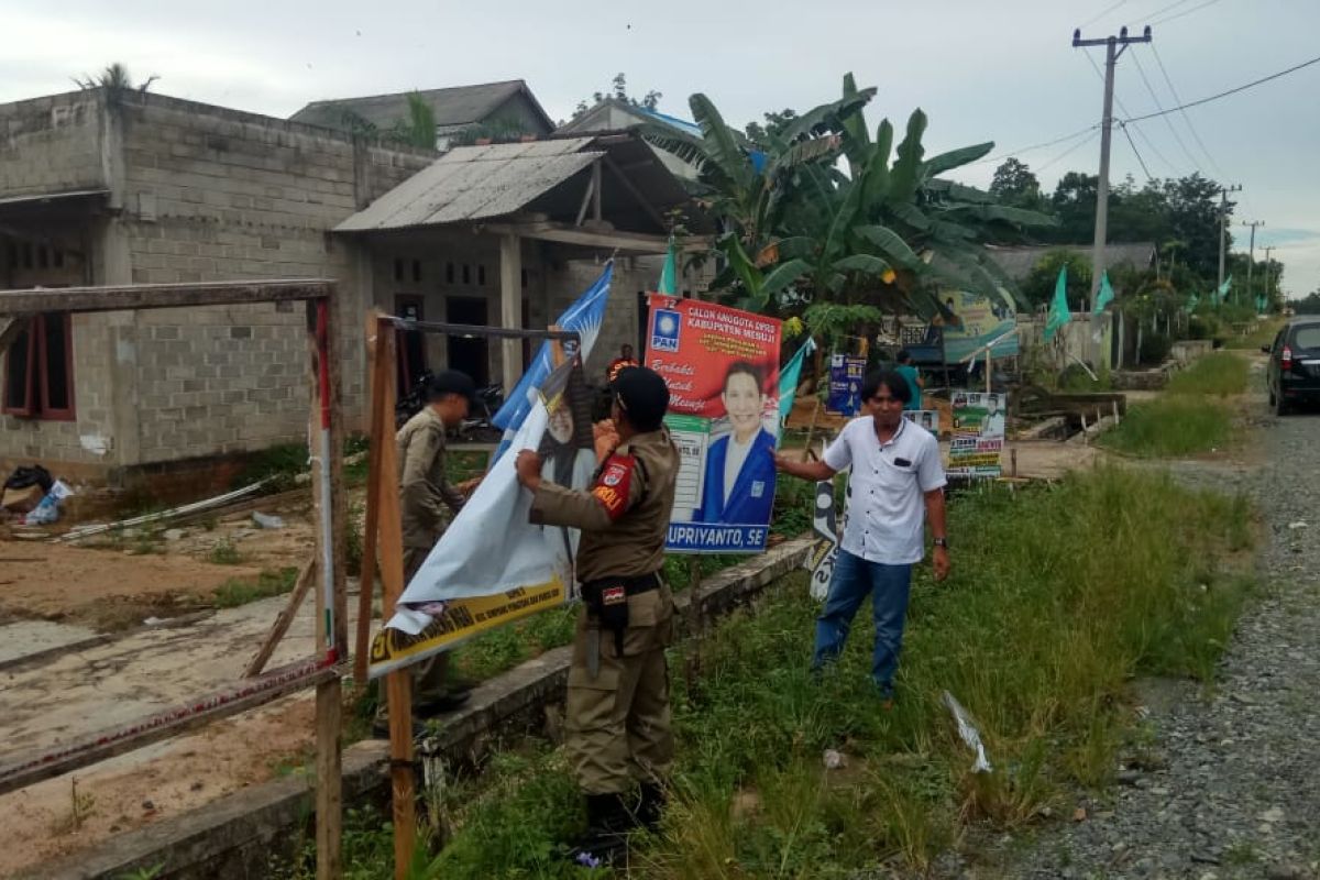 Ribuan alat peraga kampanye  ditertibkan