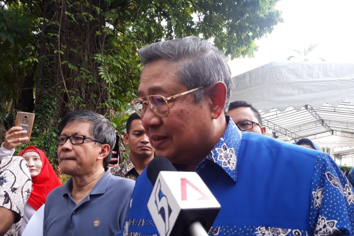 SBY  salurkan hak pilihnya di KBRI Singapura