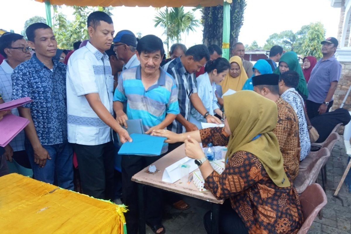 Nurdin singgung jembatan Maroktua saat bagikan seritifikat gratis