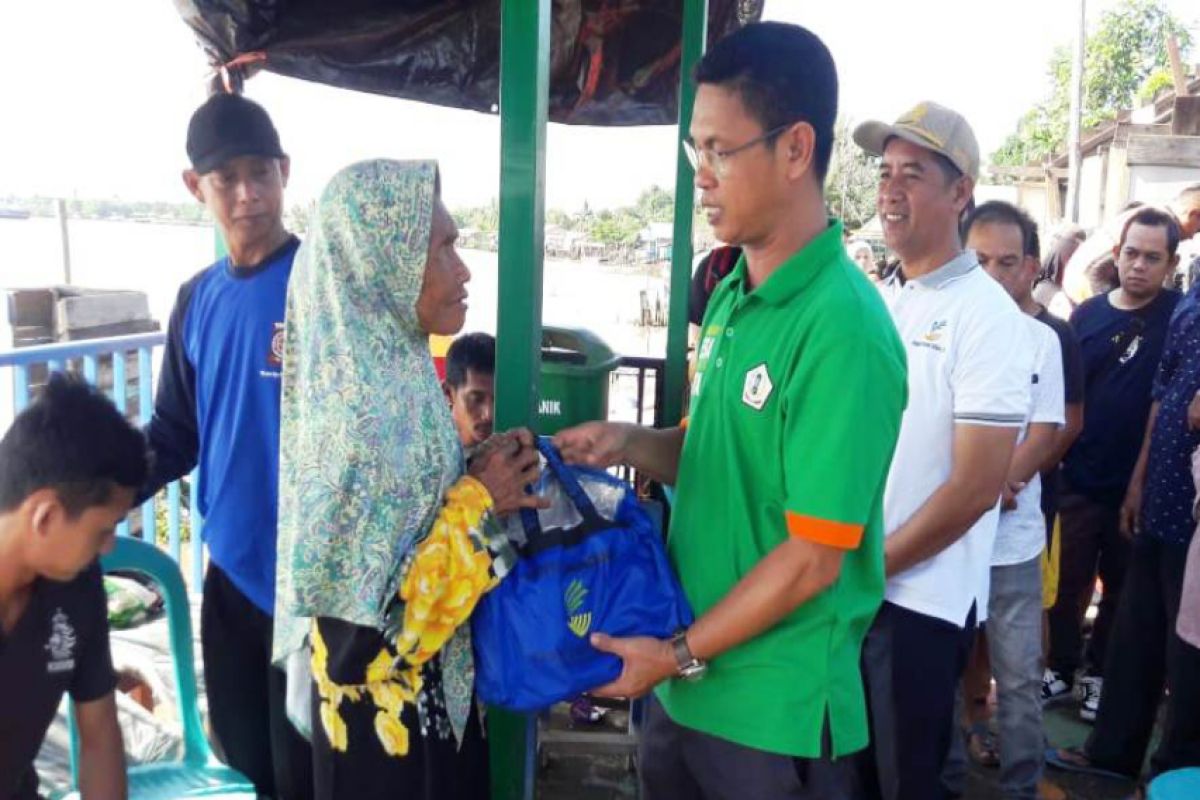 Deputy regent helps tornado victims in Ulu Benteng