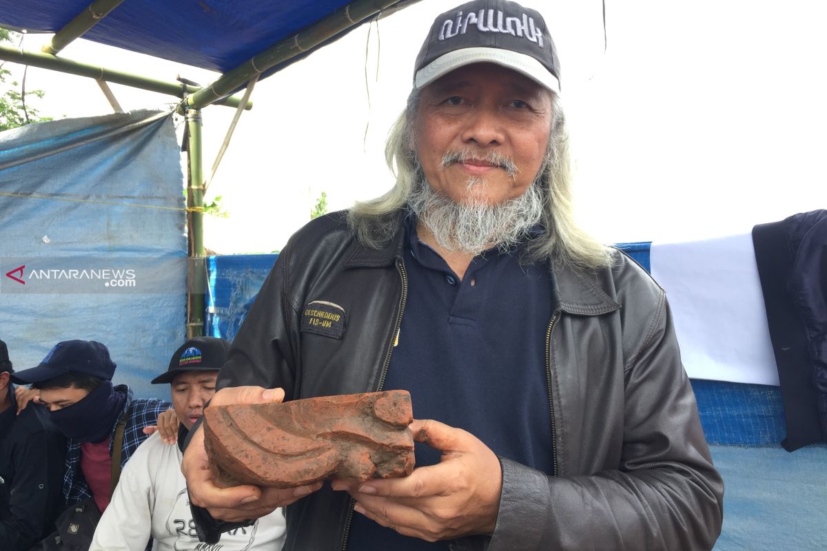 Serpihan bata berhias ditemukan di Situs Sekaran, Jatim