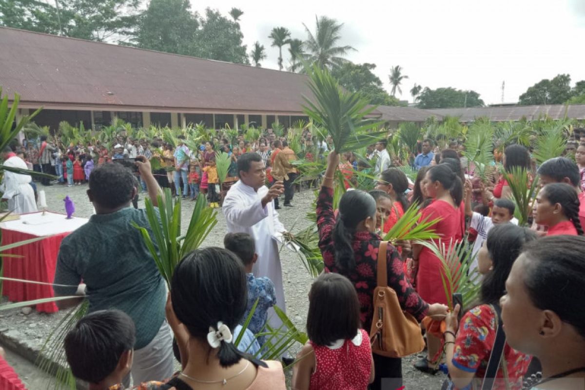 Umat Katolik Timika gelar perarakan daun palma terkait Paskah