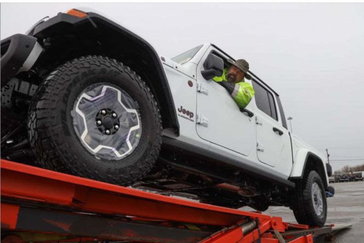 Jeep Gladiator 2020 mulai dikirim ke diler