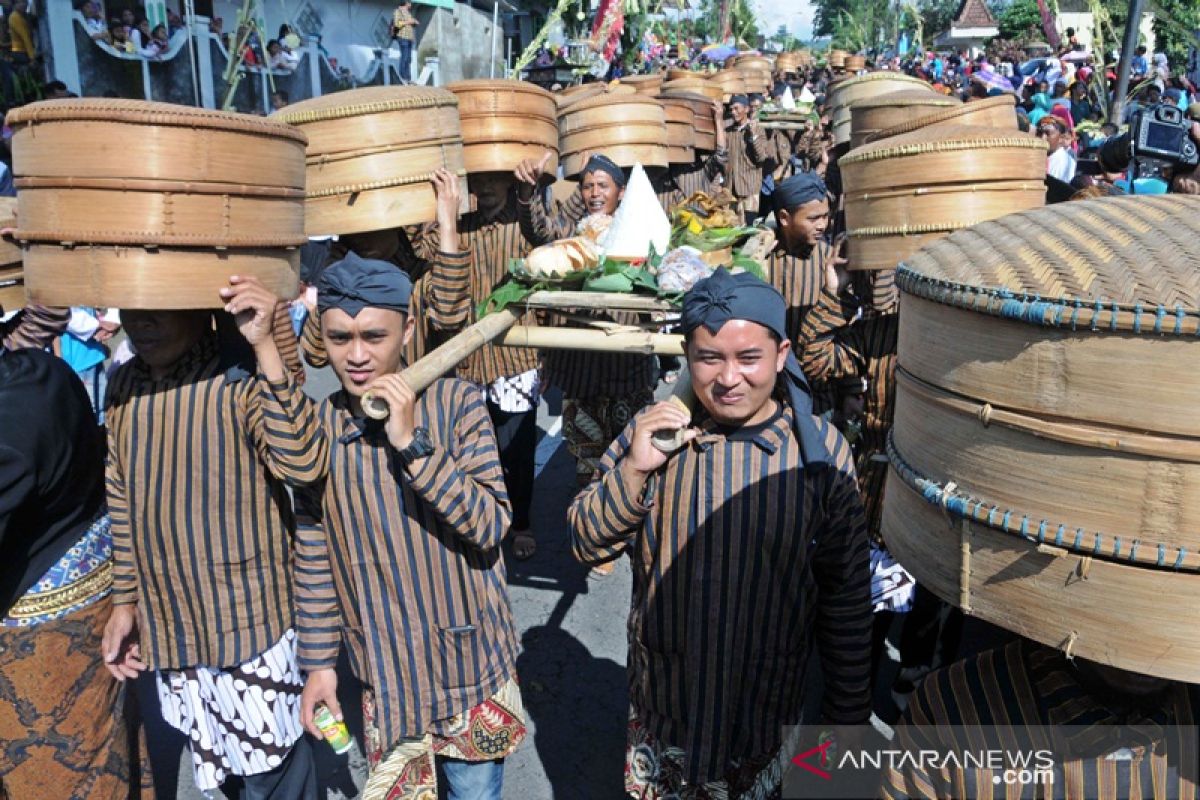 Warga lereng Gunung Merapi ikuti upacara tradisi 