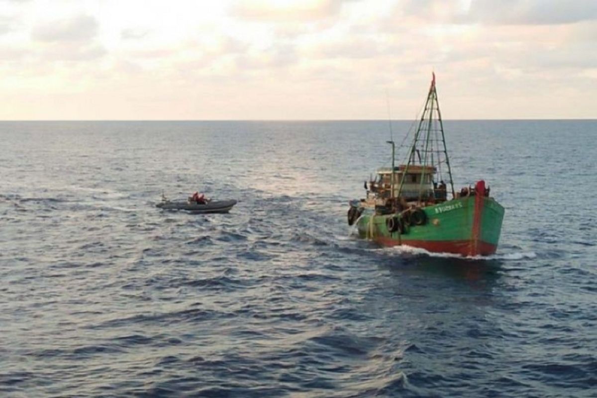 KRI Usman Harun-359 tangkap dua kapal ikan Vietnam