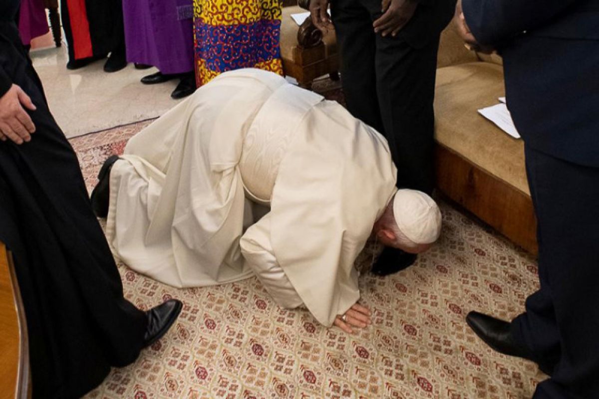Paus Fransiskus cium kaki para pemuka Sudan Selatan : jangan lagi ada perang