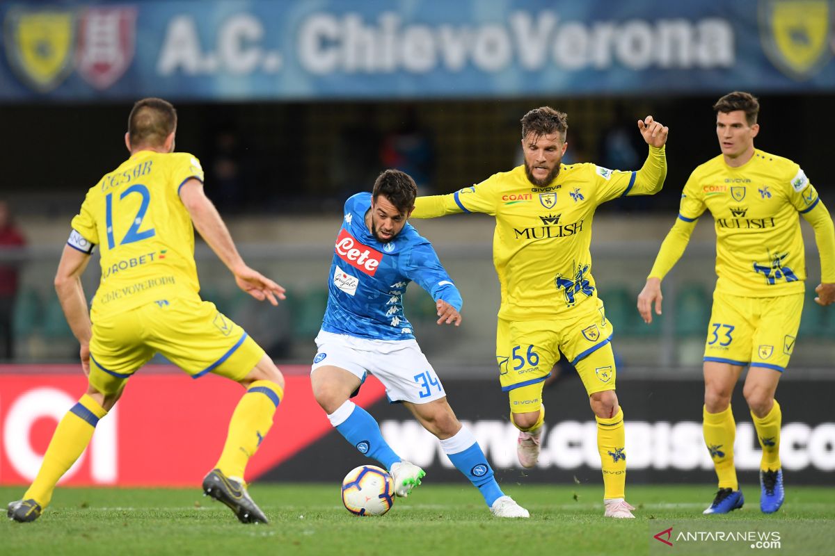 Napoli pastikan Chievo terjungkal ke Serie B dan pangkas jarak dari Juventus