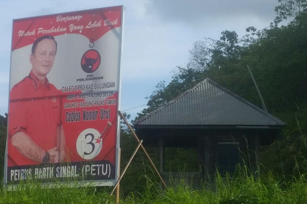 Beberapa baliho masih terpasang hari tenang kedua