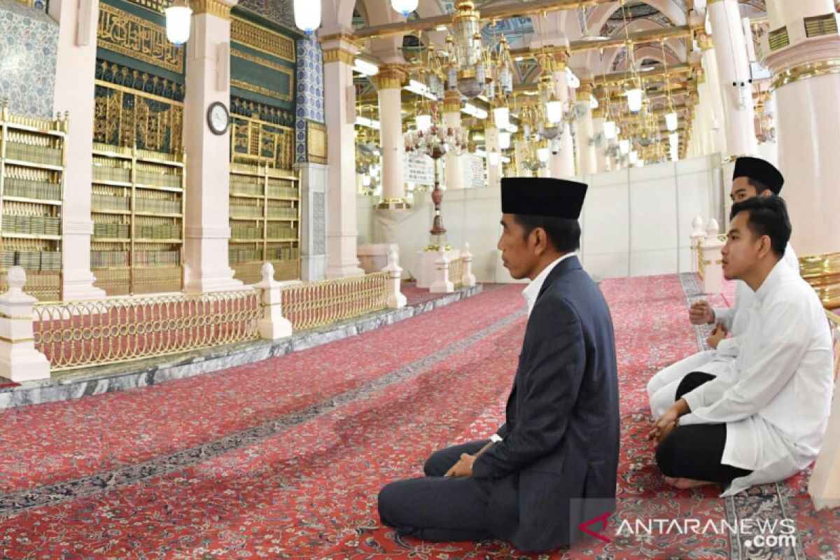 President undertakes pilgrimage to Prophet Muhammad's tomb