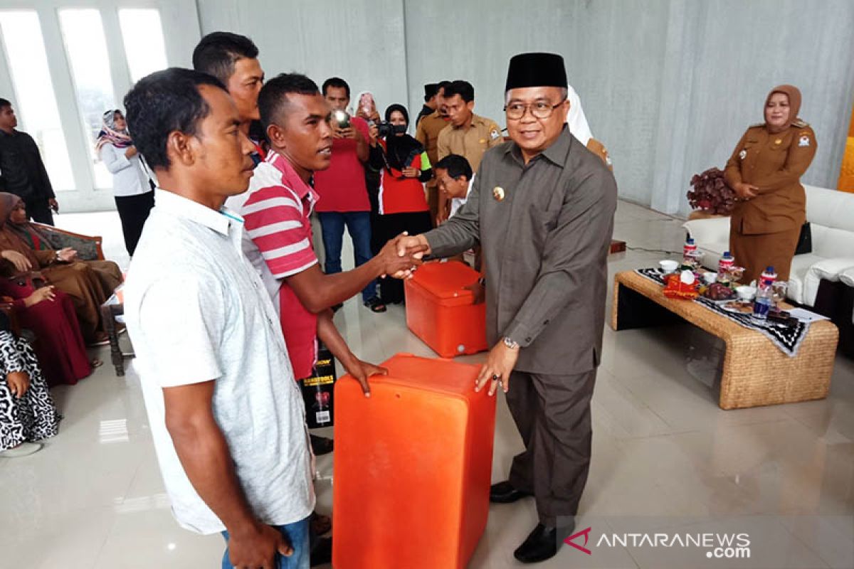 Pelaku usaha mikro dan nelayan di Aceh Barat terima bantuan alat usaha