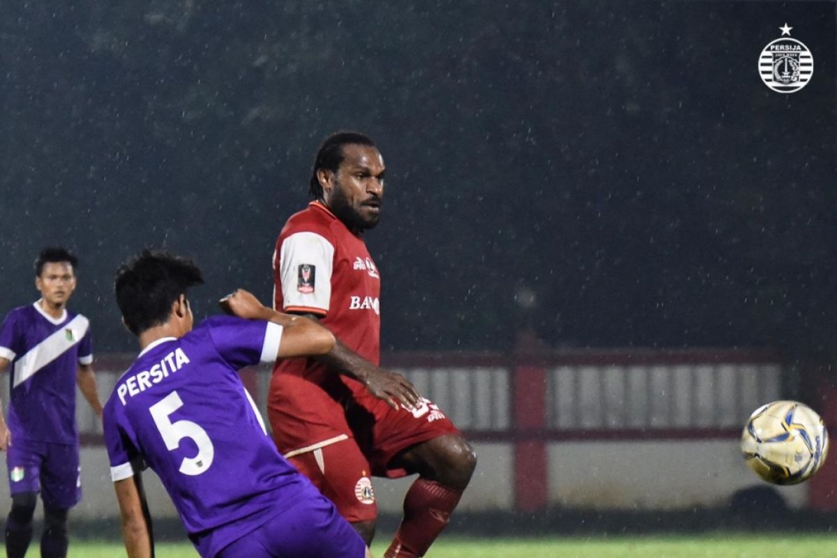 Kolev pantau kondisi pemain saat kontra Persita Tangerang