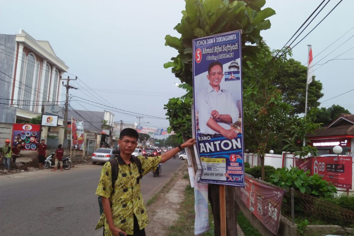 Satpol PP Tangerang sisir APK pemilu tersisa di jalan protokol