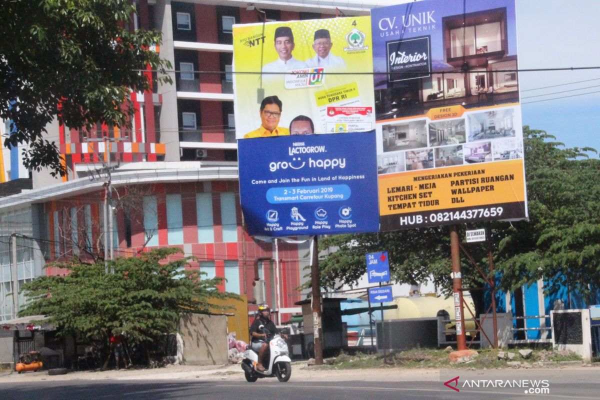 Alat peraga kampanye masih menghiasi ruang Kota Kupang
