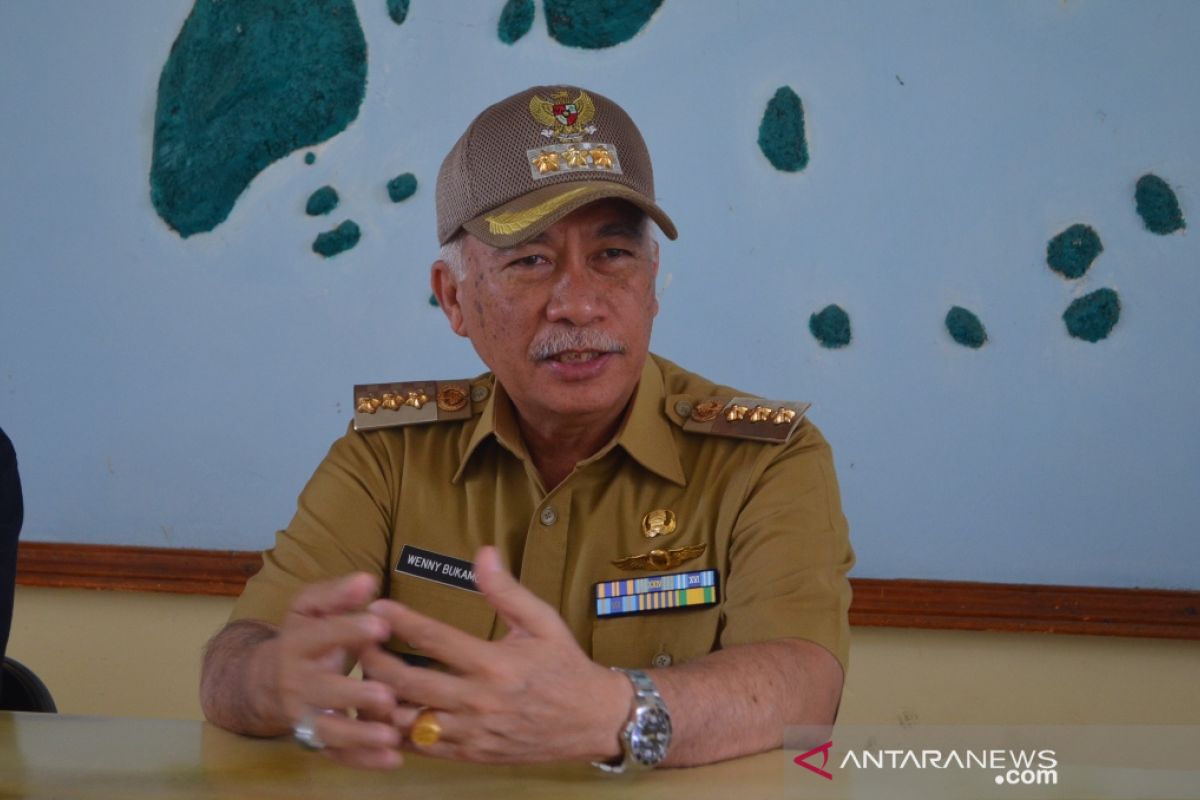 KPK tahan Bupati Banggai Laut Wenny Bukarno